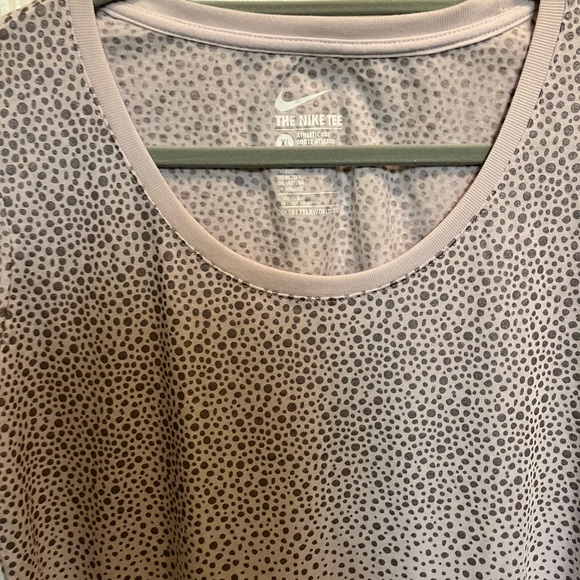 NIKE NWOT AUTHENTIC BLUSH PINK WITH GRAY DOTS & SCOOP NECK SHORT SLEEVES TEE - Picture 16 of 17